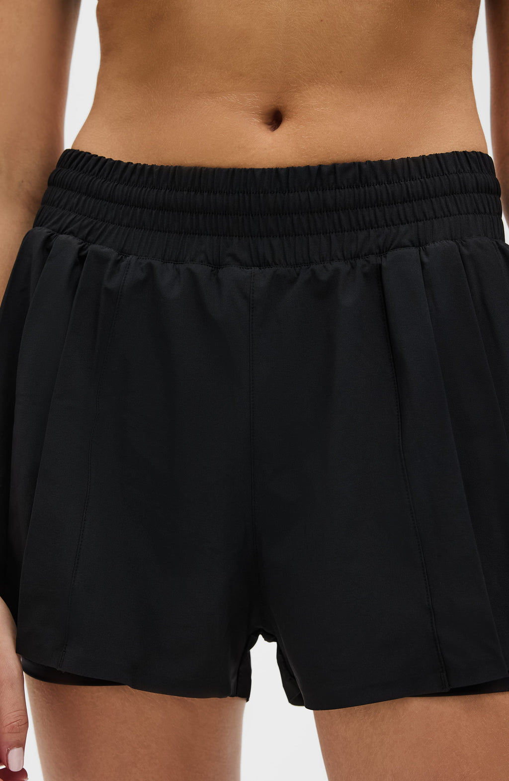 L'Original Flowy Short in solid black, featuring a dual-layer construction with a supportive inner lining.