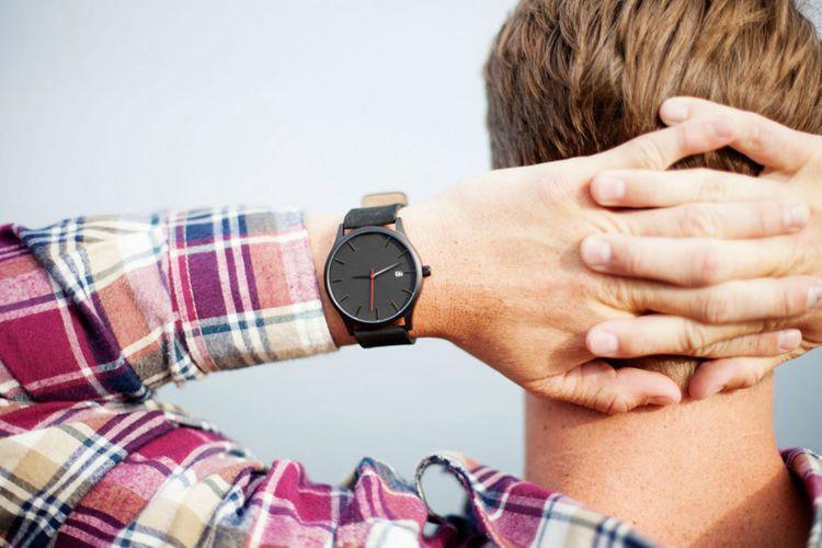 Black Elegant Men's Watch with Quilted Leather Strap and Date