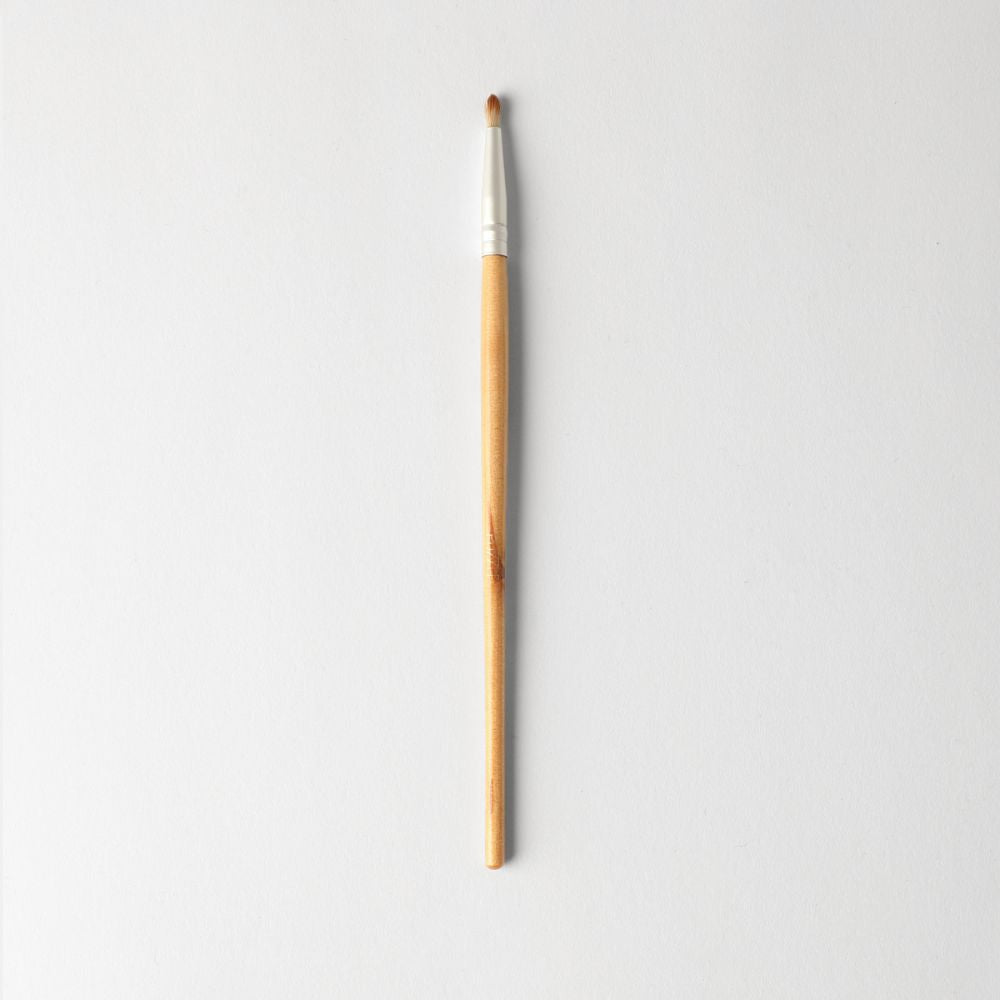 Small, vegan eyeshadow brush with beige and silver handle