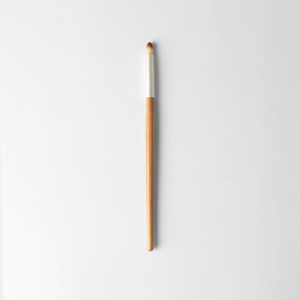 Small round eyeshadow brush with brown and silver handle