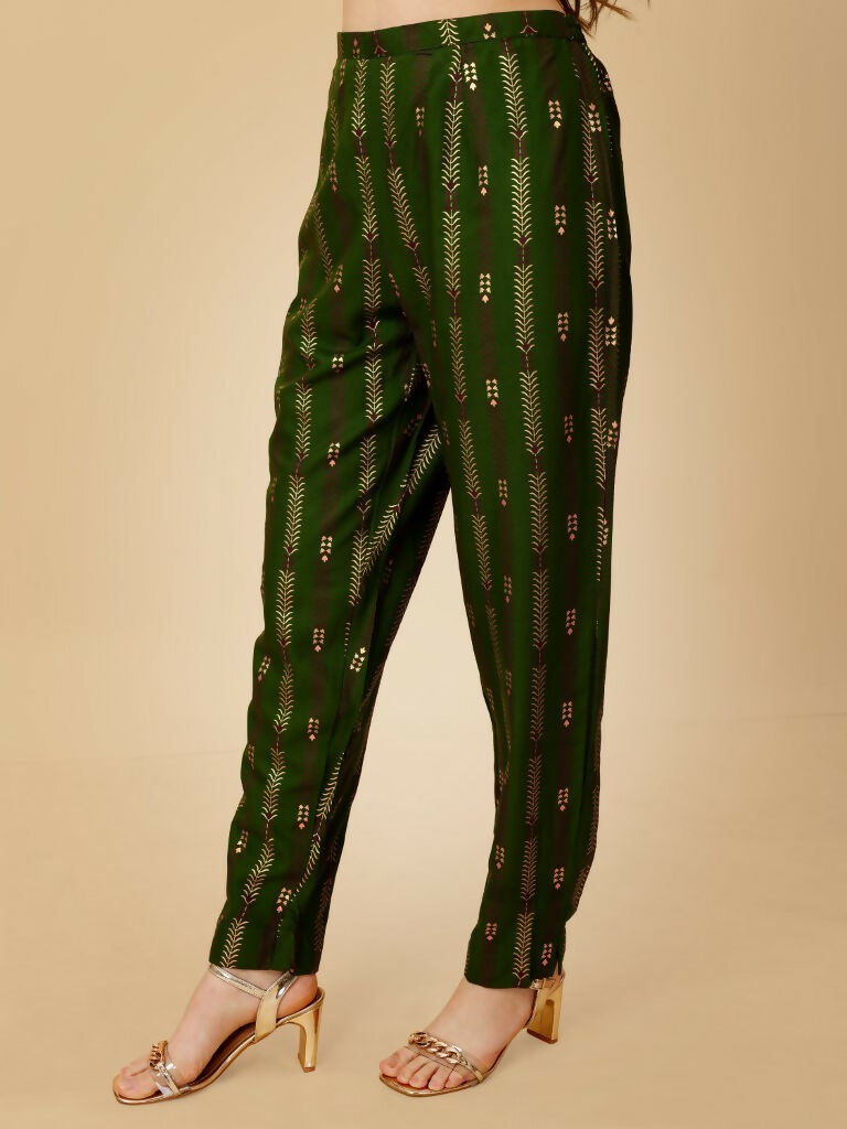 Women's Green Embroidered Straight Kurta Pant Set in Viscose Rayon
