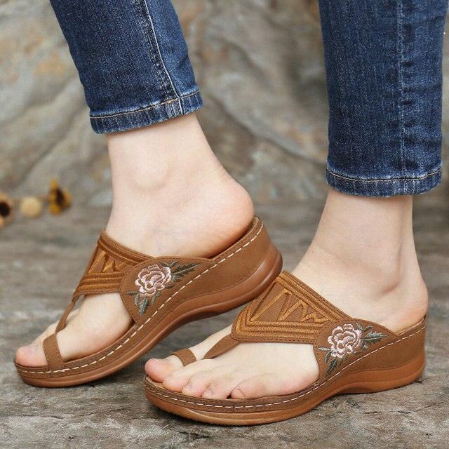 Vintage Thick Heel Sandals: Women's Retro Open Toe Flower Sandals