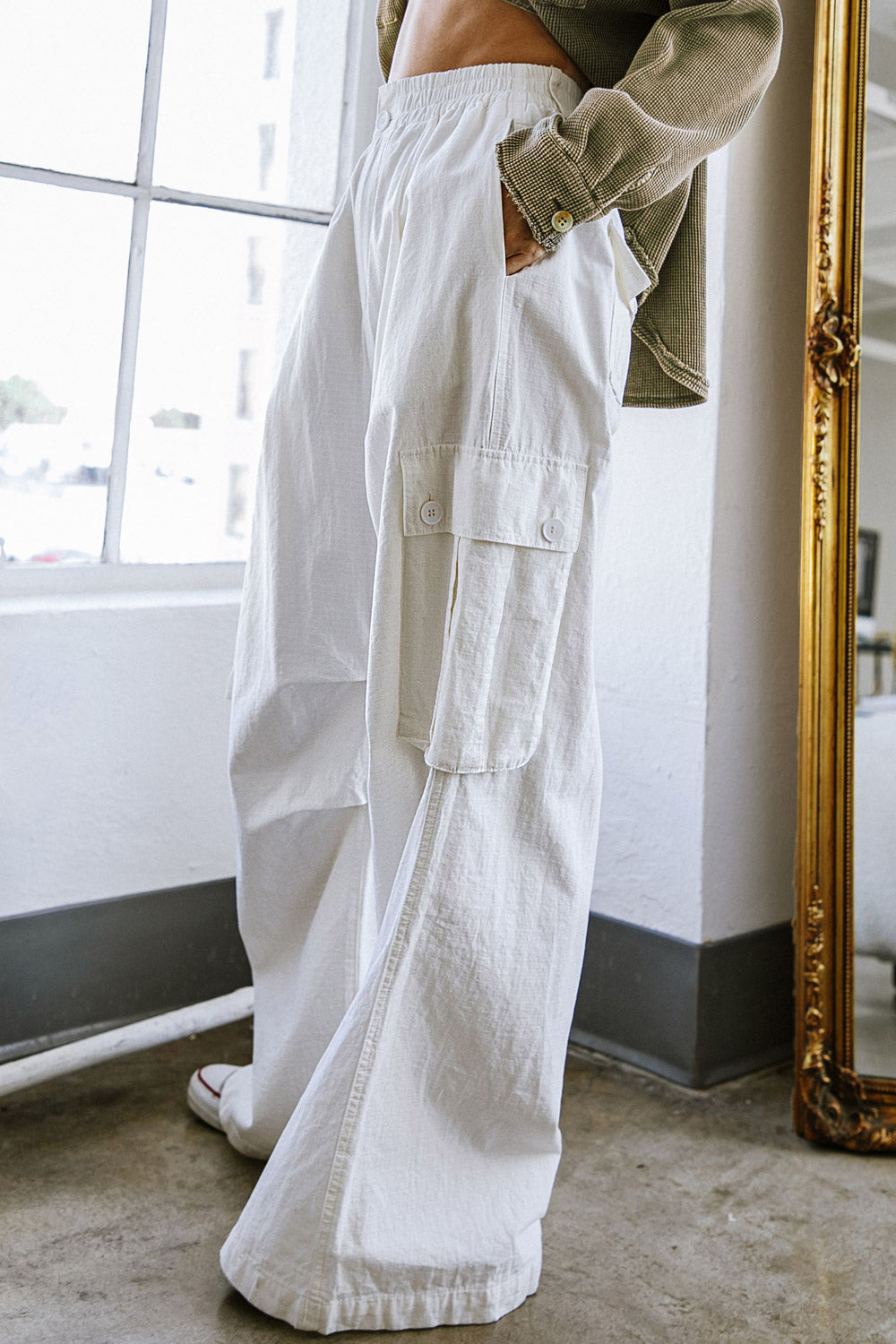 Woven Wide Leg Cargo Pants with Elastic Waist - Image 3