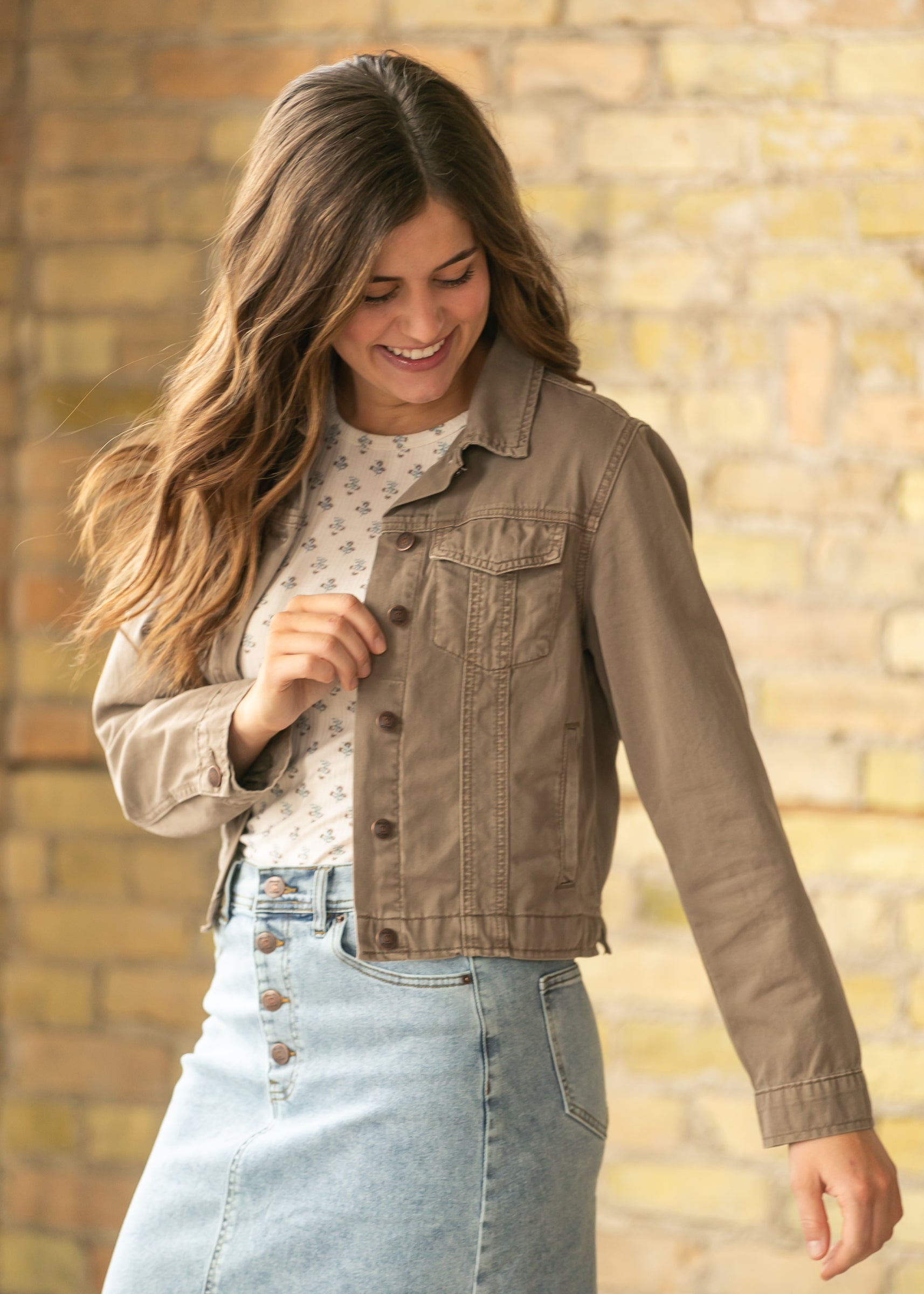 FRAME Women's Cropped Trucker Jacket in Espresso Denim