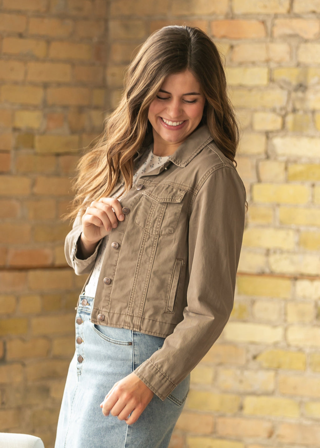 FRAME Women's Cropped Trucker Jacket in Espresso Denim