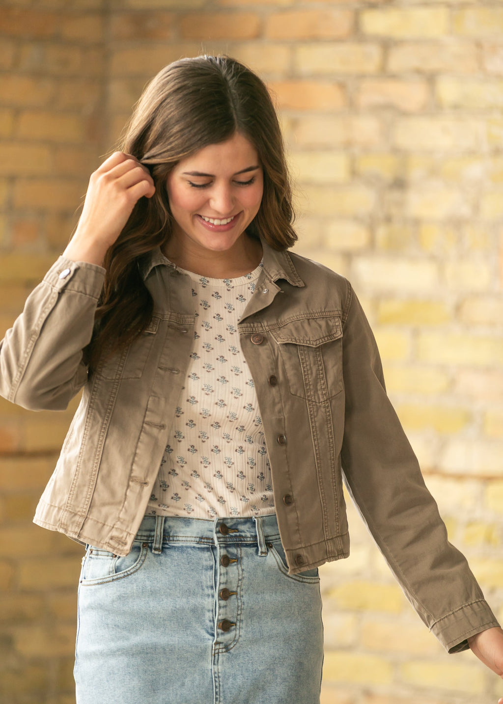 FRAME Women's Cropped Trucker Jacket in Espresso Denim