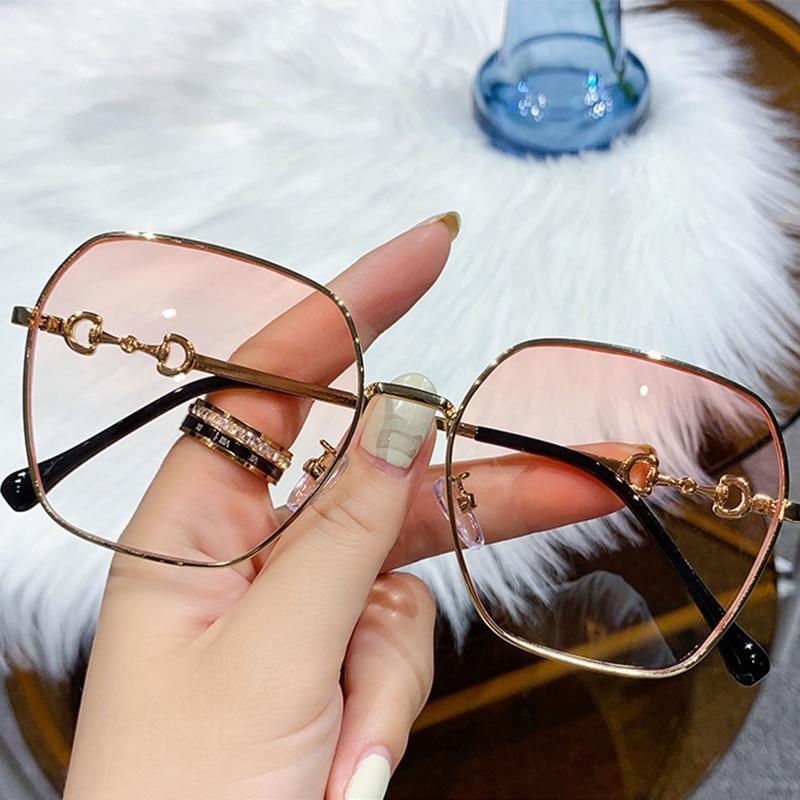 Small oval retro sunglasses in gold and gradient lens shades