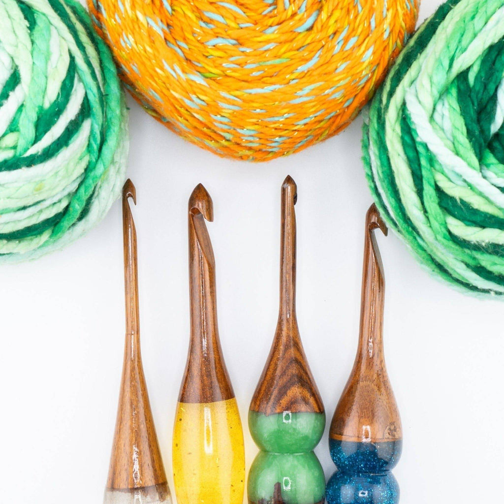 Sparkle Rosewood Crochet Hook featuring a warm wood grain handle with glitter-infused resin segments.
