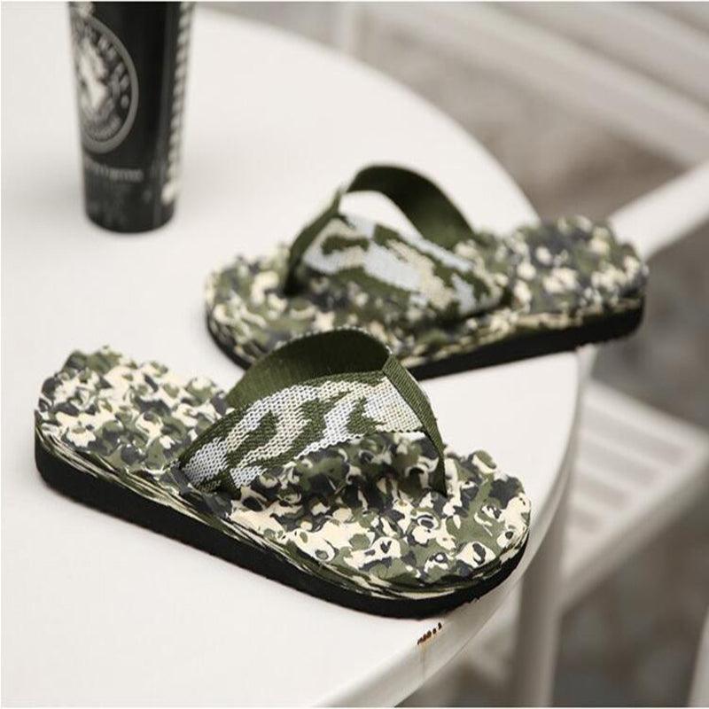 Men's camouflage pattern flip flops with sporty side line and arch support