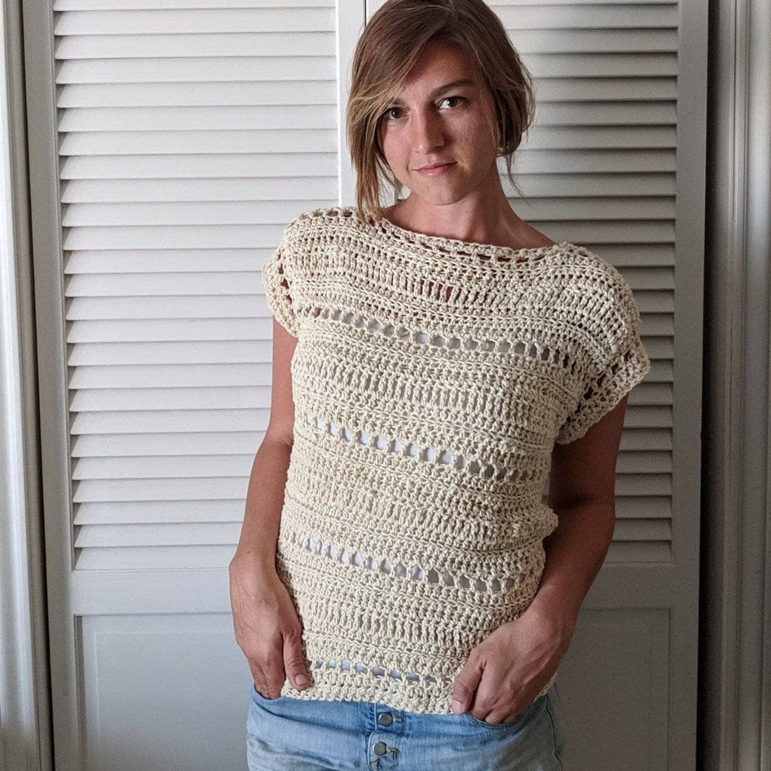 Close up of the Driftwood Tee Crochet Kit finished texture using luxurious silk roving yarn.