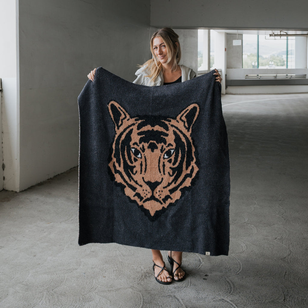 Plush Tiger Print Knit Throw Blanket for Modern Living Room Decor