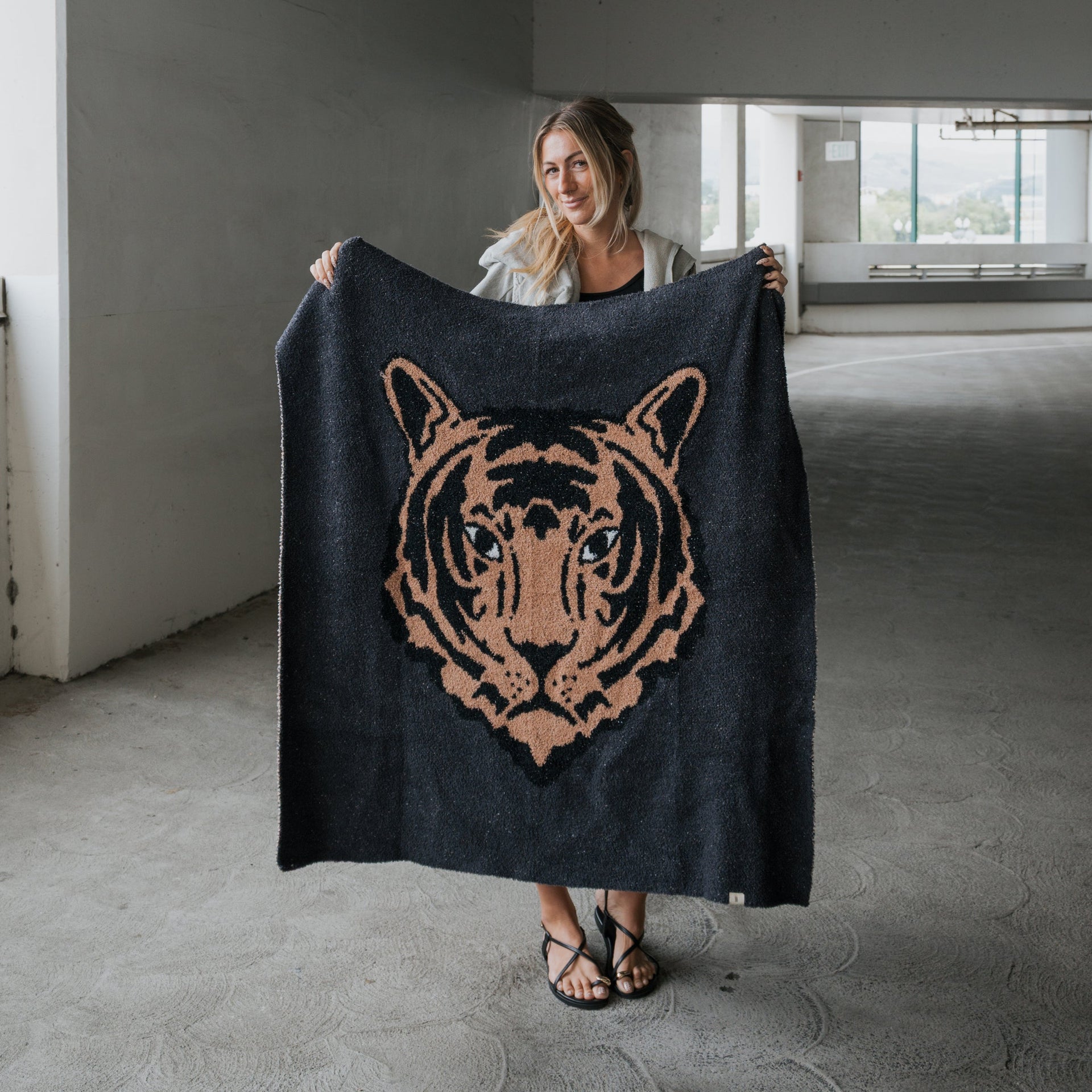 Plush Tiger Print Knit Throw Blanket for Modern Living Room Decor