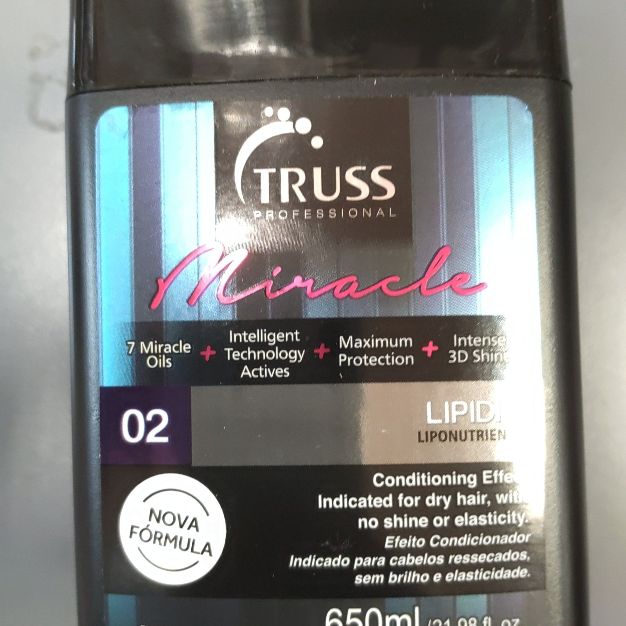 Truss Professional Miracle Lipidic Liponutrients for hydrated and soft lips
