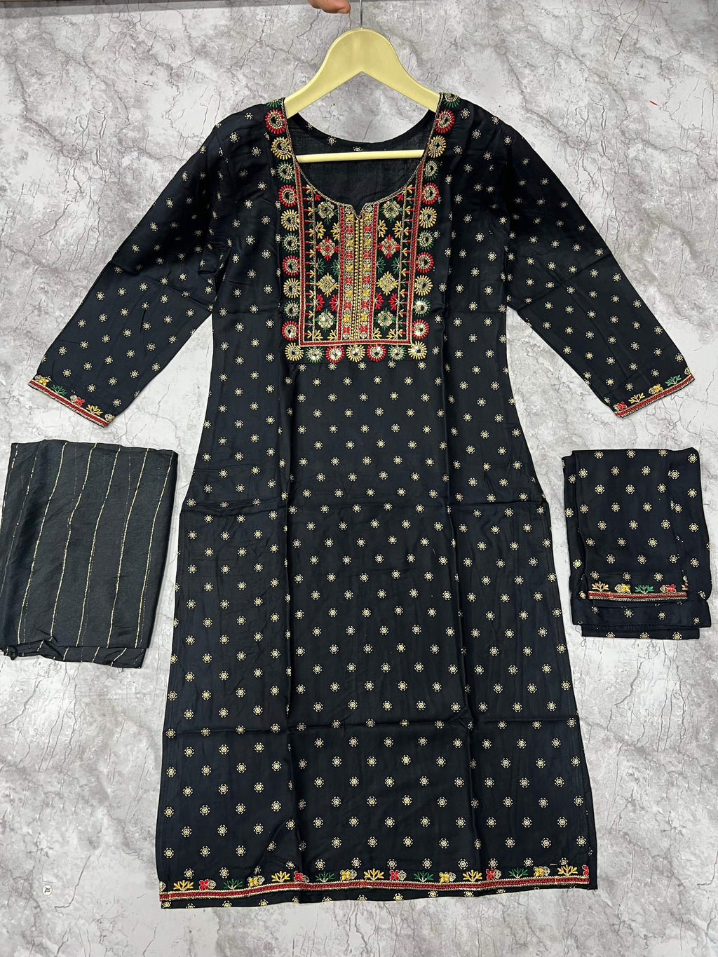 Women's Black 14KG Rayon Kurta with Foil Print and Embroidery