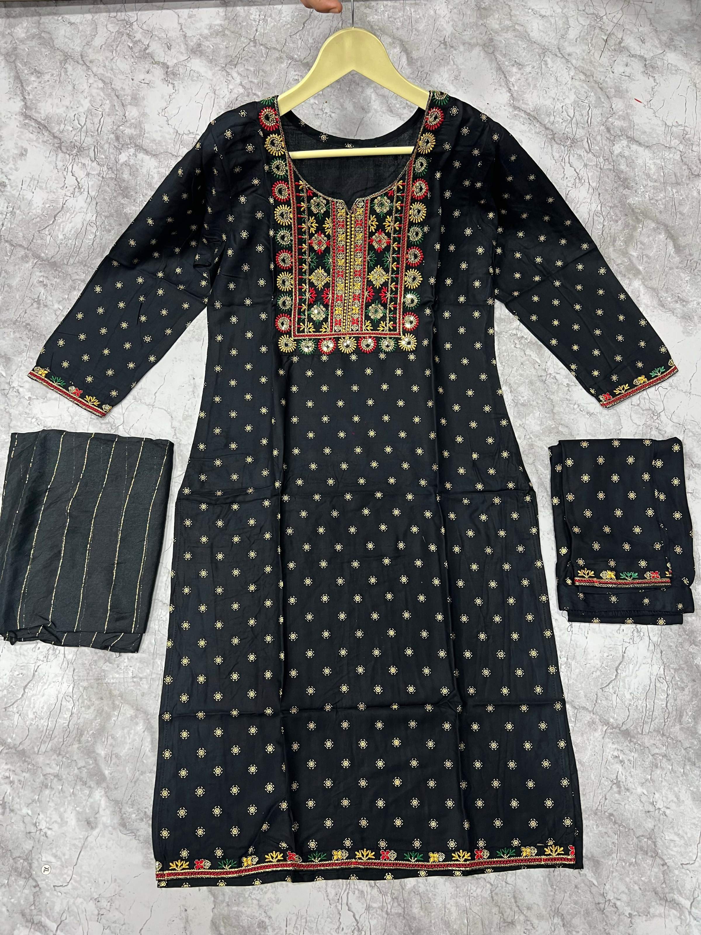 Women's Black 14KG Rayon Kurta with Foil Print and Embroidery