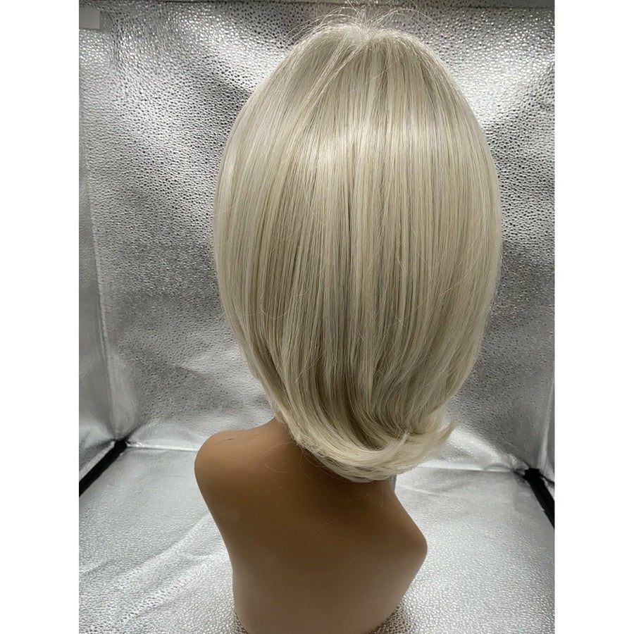 Upstage Wig: Natural Layered Cut in Multi-Tonal Brown and Blonde