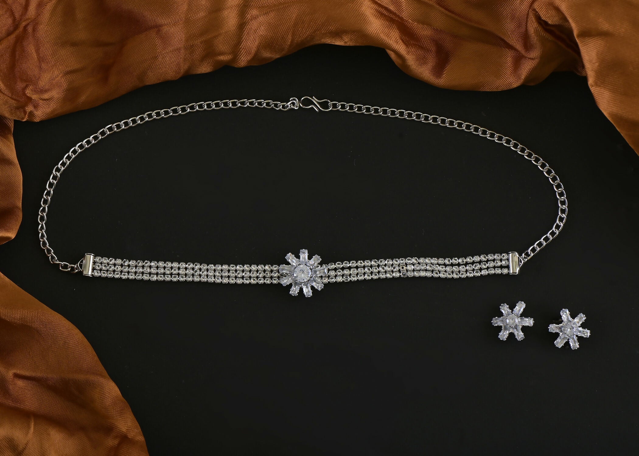 Silver White Jadau Kundan and Pearl necklace set with matching earrings.