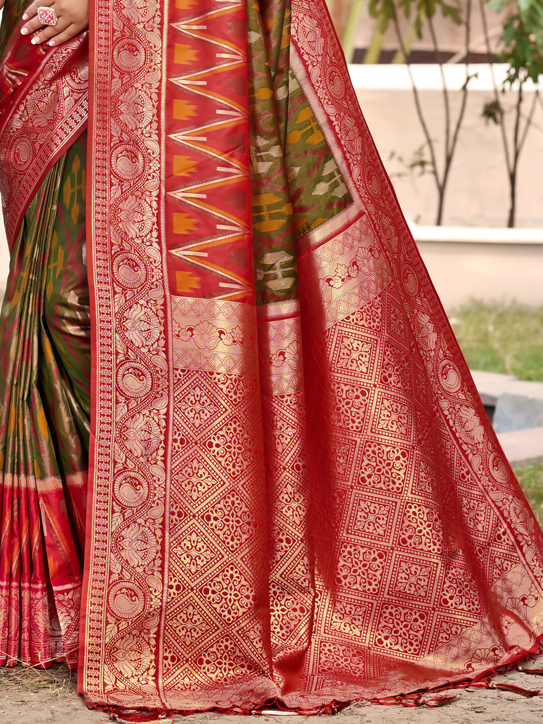 Mehndi Pochampally Silk Saree with Matching Blouse Piece