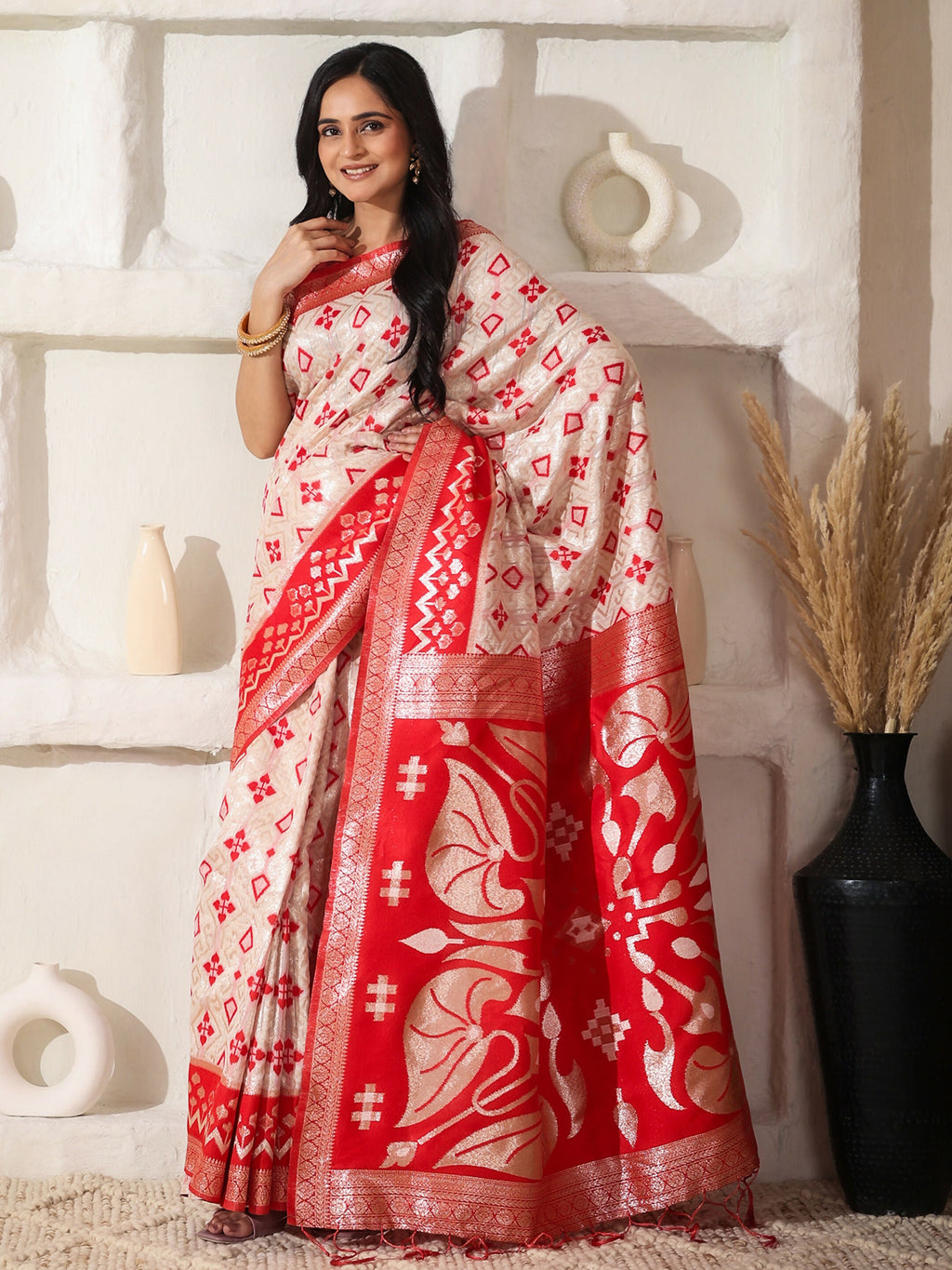 Woman wearing a elegant Red and White Linen Cotton Saree with a red blouse