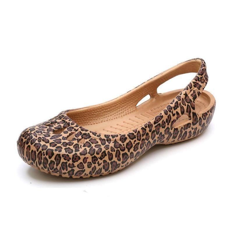 Women's lightweight waterproof non-slip clogs in a classic casual garden shoe style
