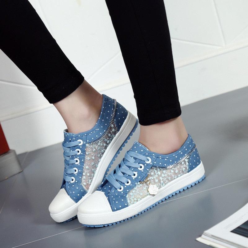 Women's breathable low-top canvas mesh sneakers with a lace-up design in a classic casual style.