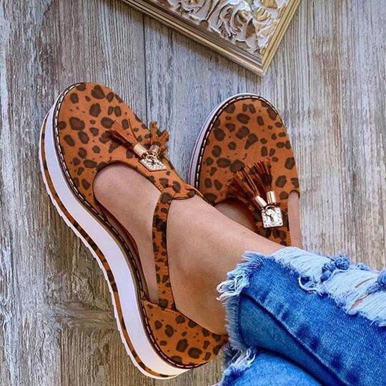 Women's Strappy Flat Platform Sandals with Buckle and Closed Toe