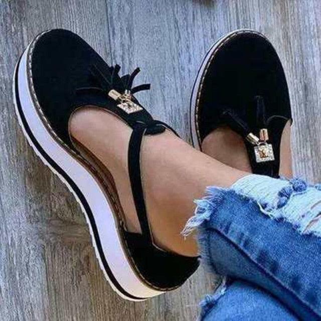 Women's Strappy Flat Platform Sandals with Buckle and Closed Toe