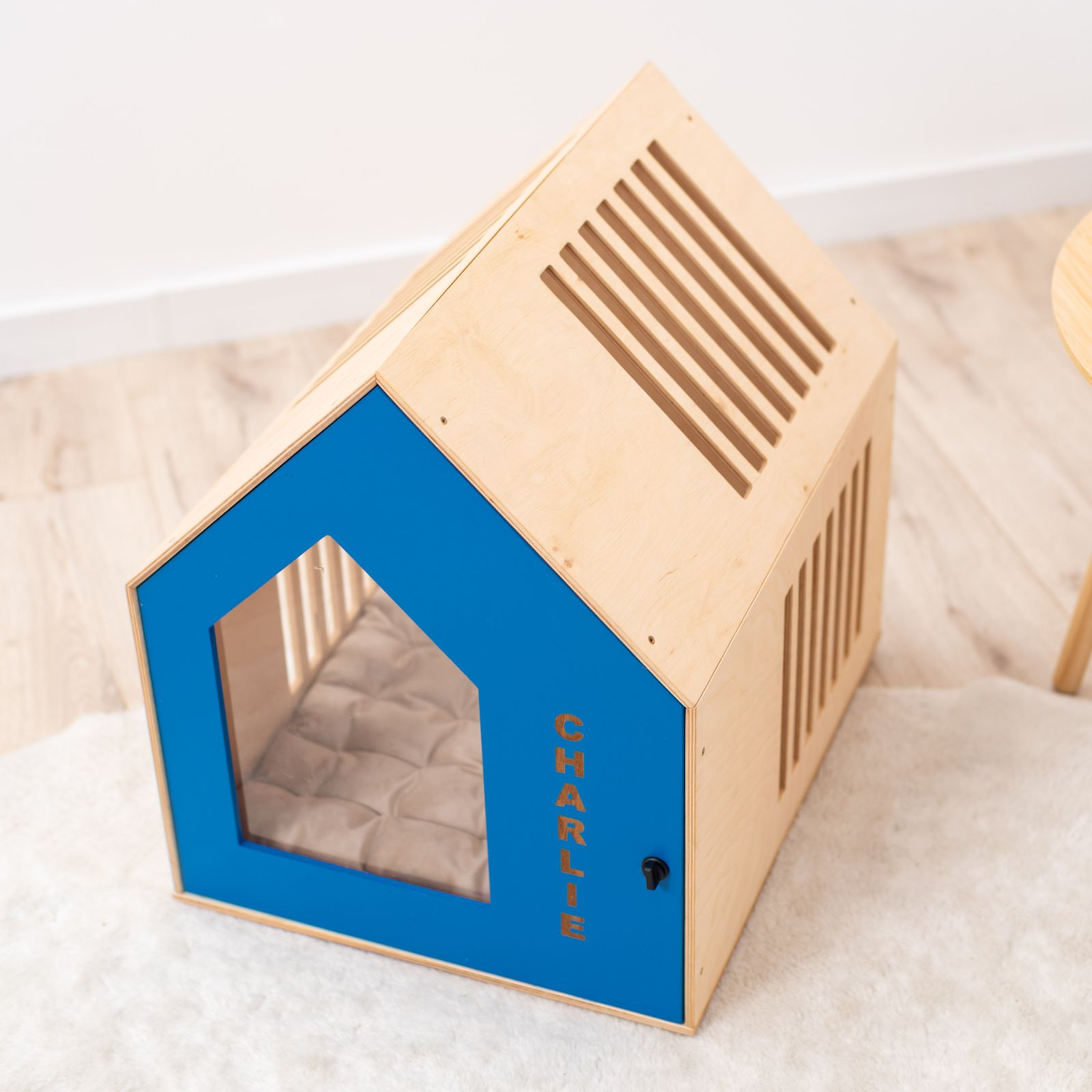 Booth-Style Wooden Dog House in Vibrant Blue for Outdoor Comfort