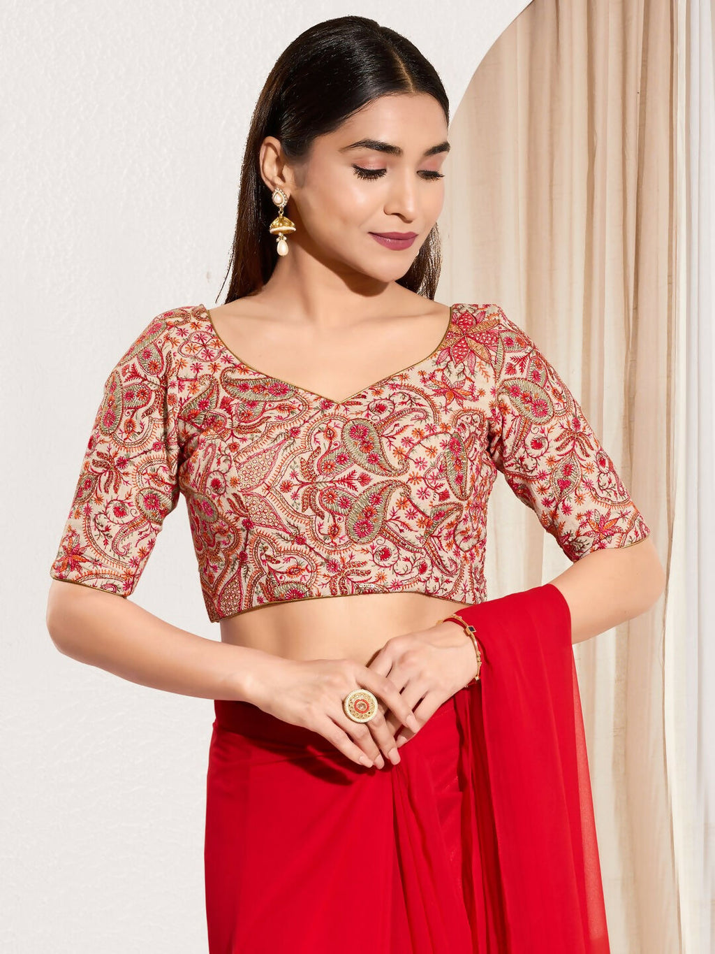 Off-white cotton padded blouse with elbow sleeves and sweetheart neck