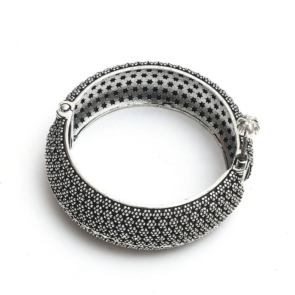 Handcrafted silver-plated bracelet with screw-type detail