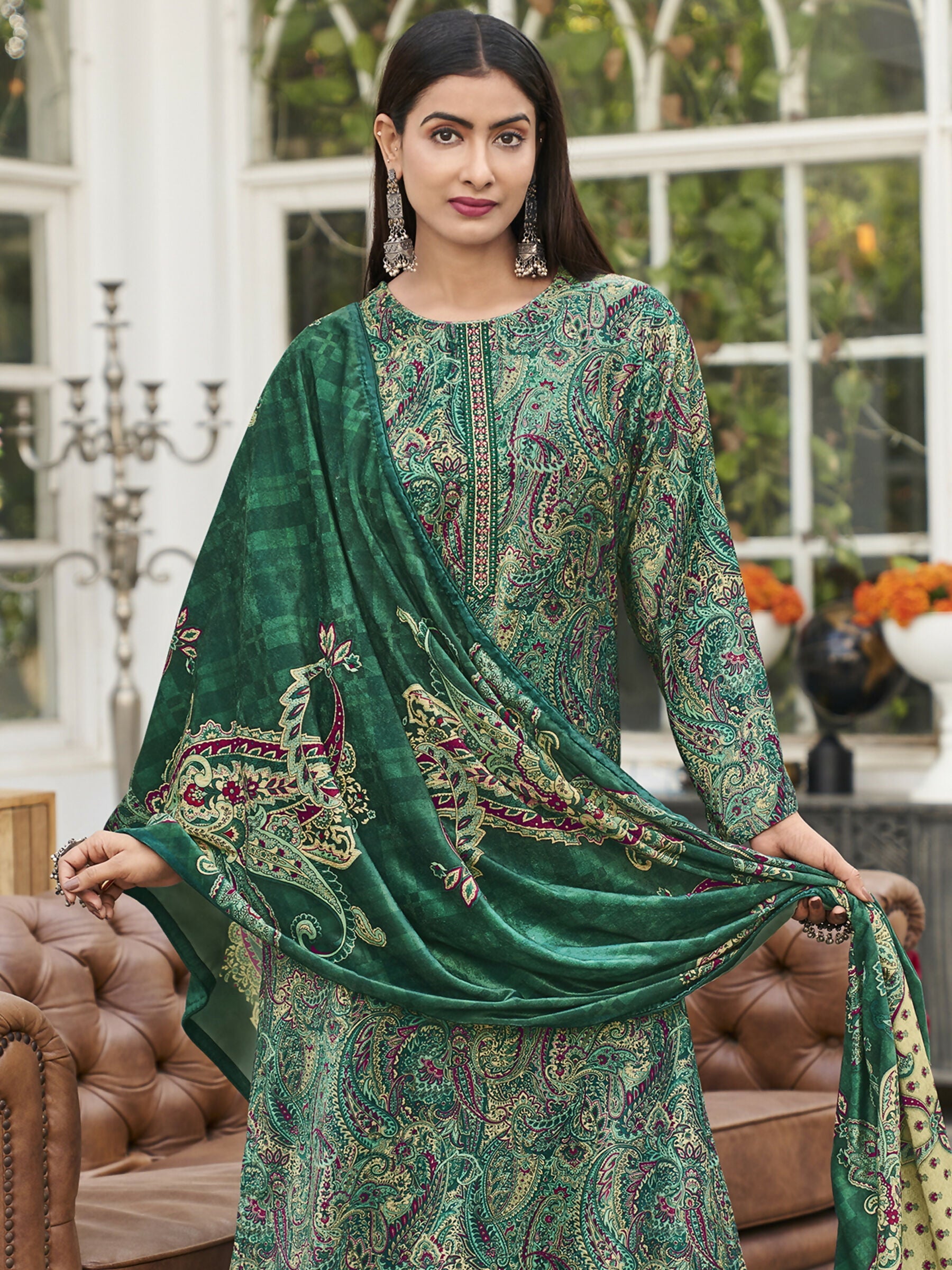 Women's Green Velvet Straight Kurta Set with Resham Thread Work