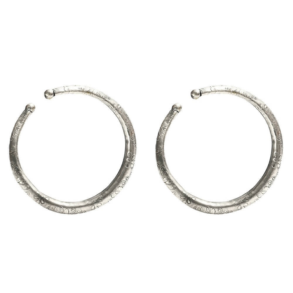 Oxidised silver floral pressing style anklets on a woman's ankle