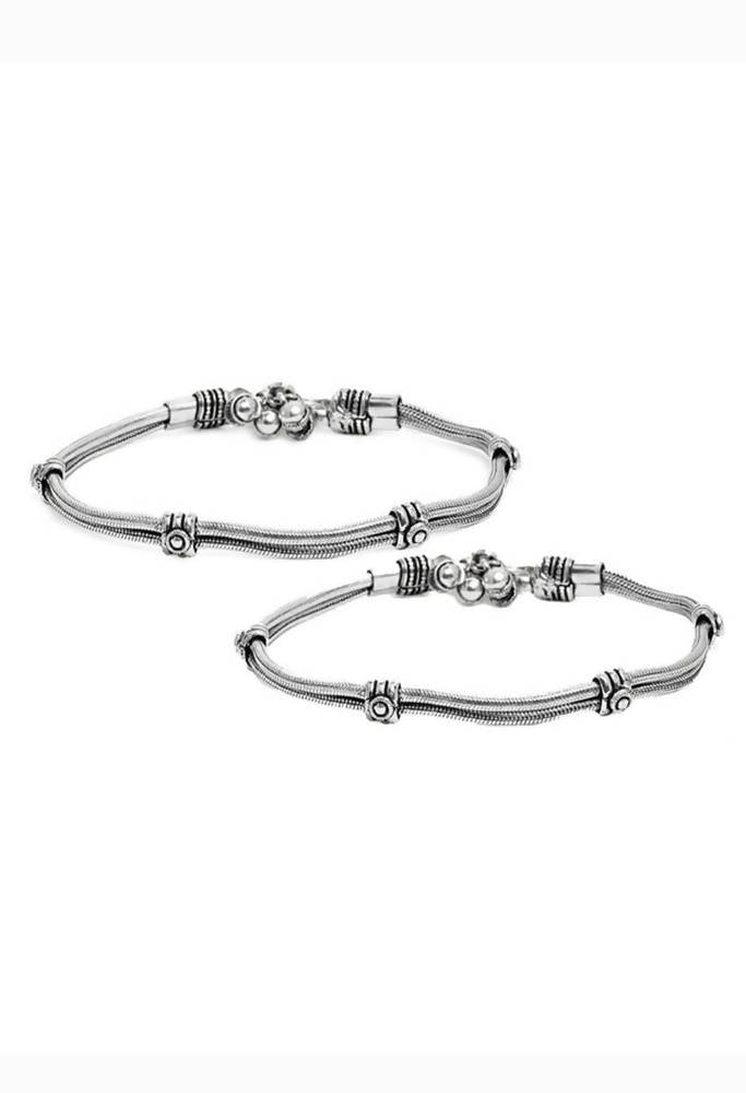 A beautiful double-lined oxidised silver anklet with intricate traditional patterns.